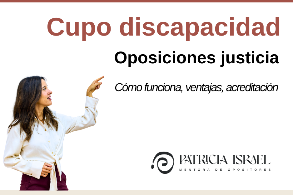Patricia Israel explicando en pizarra el cupo de discapacidad en las oposiciones de Justicia: requisitos, funcionamiento y ventajas
